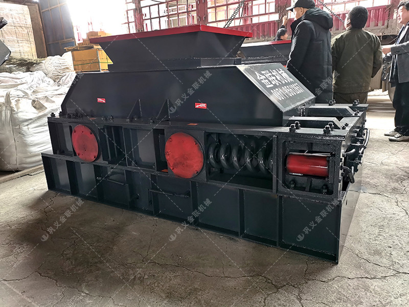 中型1000x700直連式對(duì)輥破碎機(jī)發(fā)往廣東